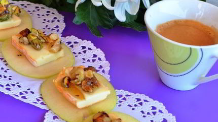 Канапе Француженка из яблок, сыра и орехов