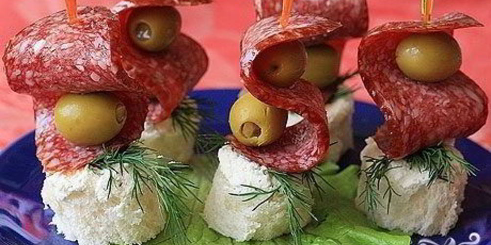 Рецепт канапе на шпажках с салями