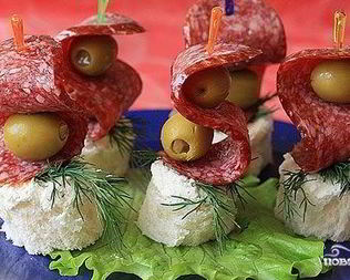 Канапе на шпажках с салями
