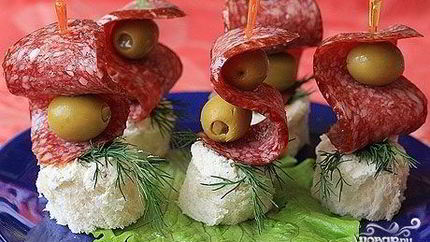 Канапе на шпажках с салями