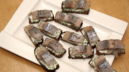 Канапе по-русски с селедкой