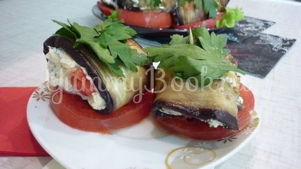 Канапе-рулетики из баклажанов с сыром и помидорами