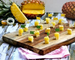 Канапе с ананасом и сыром