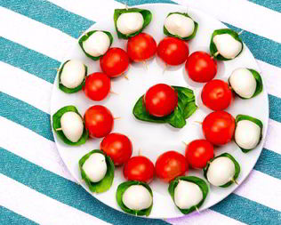 Канапе с черри и моцареллой