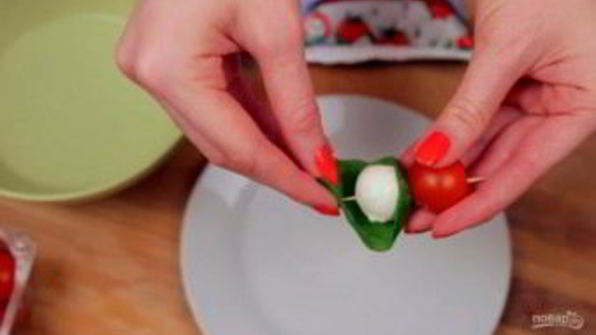 канапе с черри и моцареллой