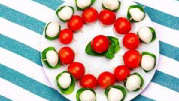 канапе с черри и моцареллой