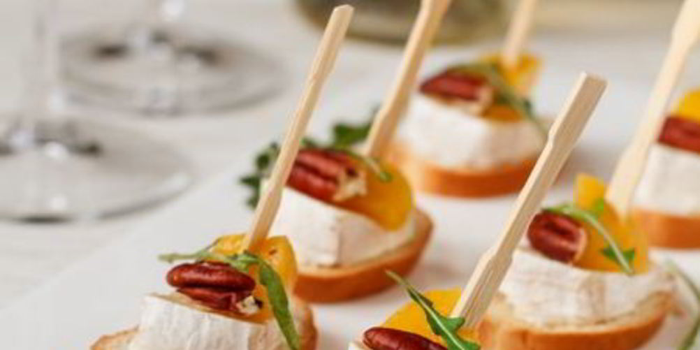 Рецепт канапе с камамбером и персиком