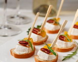 Канапе с камамбером и персиком