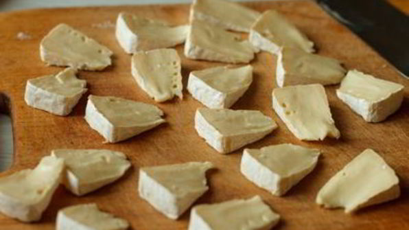 канапе с камамбером и персиком