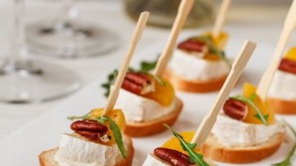 канапе с камамбером и персиком