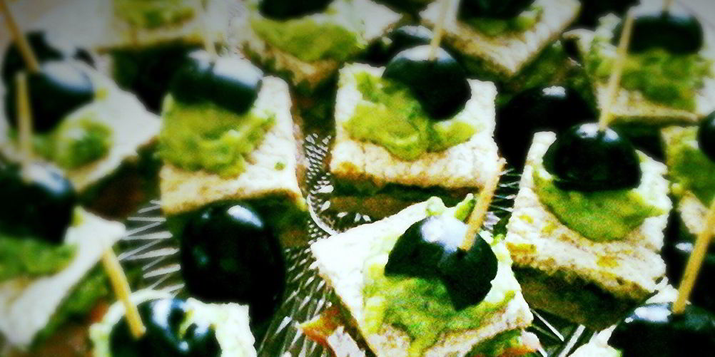 Рецепт канапе с красной рыбой и соусом из авокадо