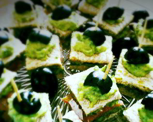 Канапе с красной рыбой и соусом из авокадо