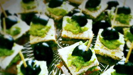 Канапе с красной рыбой и соусом из авокадо