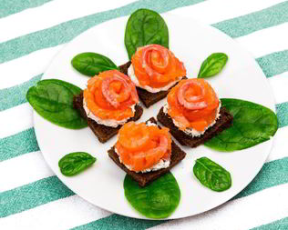 Канапе с красной рыбой Розочки