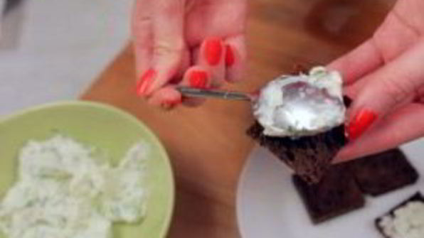 канапе с красной рыбой розочки