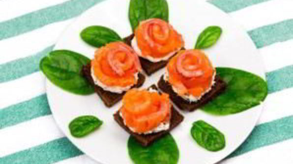 канапе с красной рыбой розочки