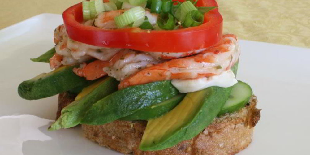 Рецепт канапе с креветками и авокадо