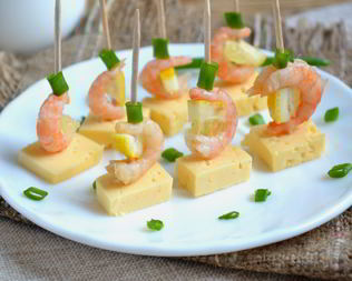 Канапе с креветками на шпажках