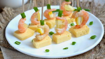 Канапе с креветками на шпажках