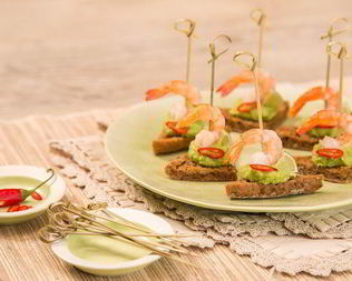 Канапе с креветкой, гуакомоле и лаймом