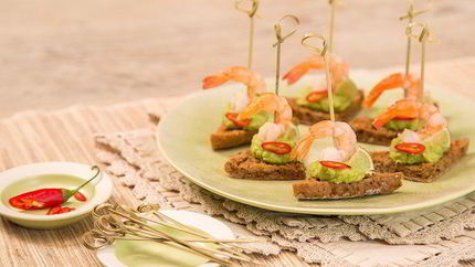Канапе с креветкой, гуакомоле и лаймом