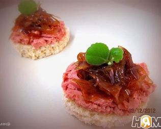 Канапе с куриным паштетом и луковым конфитюром