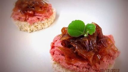 Канапе с куриным паштетом и луковым конфитюром