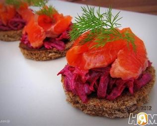 Канапе с лососем и свеклой