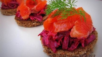 Канапе с лососем и свеклой