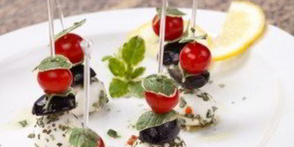 Рецепт канапе с маринованной в цитрусовом соке и фенхеле фетой, оливками и мятой