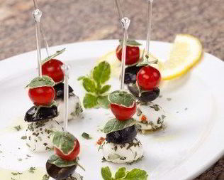 Канапе с маринованной в цитрусовом соке и фенхеле фетой, оливками и мятой