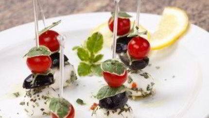 Канапе с маринованной в цитрусовом соке и фенхеле фетой, оливками и мятой