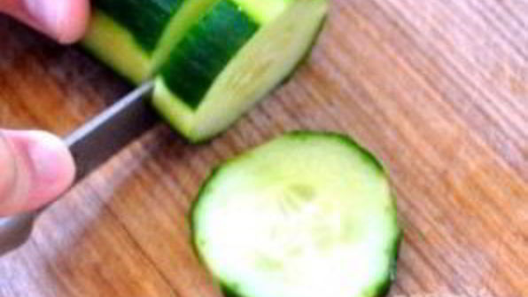 канапе с огурцом и красной рыбой