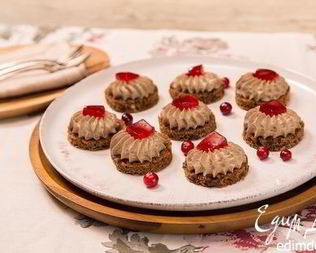 Канапе с паштетом из куриной печени и клюквенным соусом