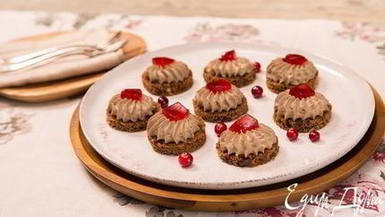 Канапе с паштетом из куриной печени и клюквенным соусом