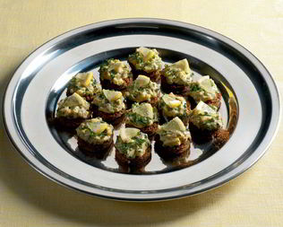 Канапе с салатом из анчоусов