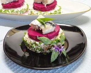 Канапе с сельдью и муссом из свеклы