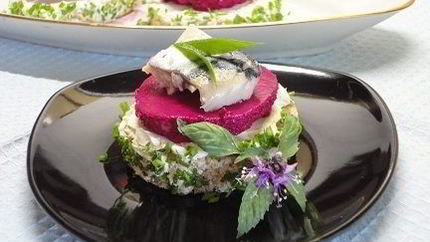 Канапе с сельдью и муссом из свеклы
