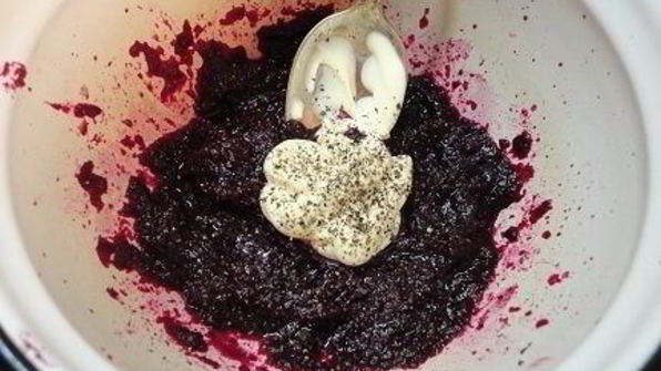 канапе с сельдью и муссом из свеклы