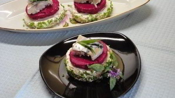 канапе с сельдью и муссом из свеклы