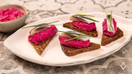 Канапе с сельдью и свекольно-творожным муссом