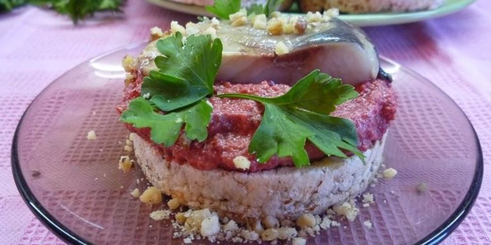 Рецепт канапе с сельдью и свекольным песто