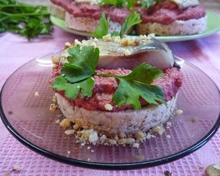 Канапе с сельдью и свекольным песто
