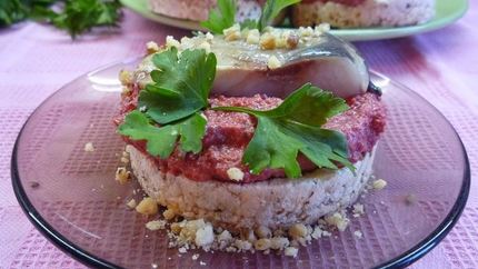 Канапе с сельдью и свекольным песто