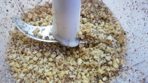 канапе с сельдью и свекольным песто