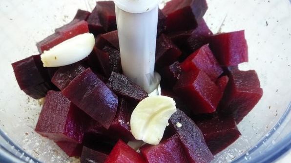 канапе с сельдью и свекольным песто