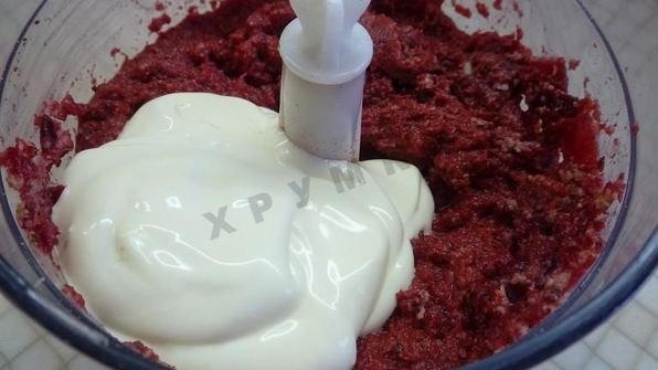 канапе с сельдью и свекольным песто