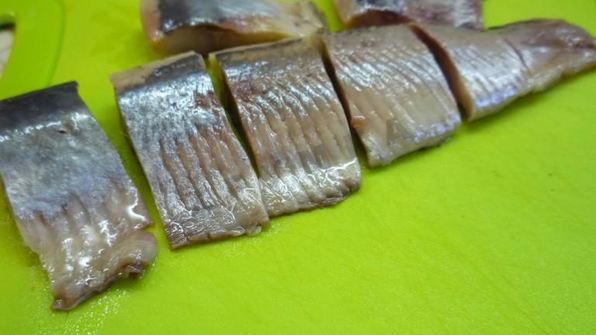 канапе с сельдью и свекольным песто