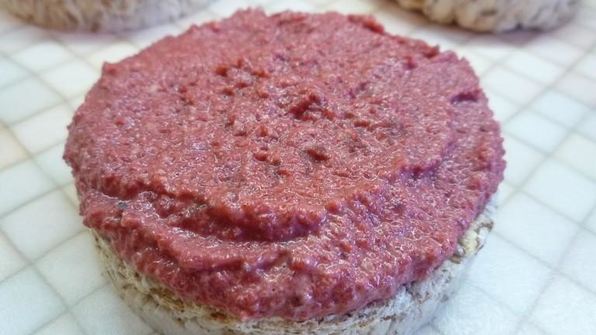 канапе с сельдью и свекольным песто