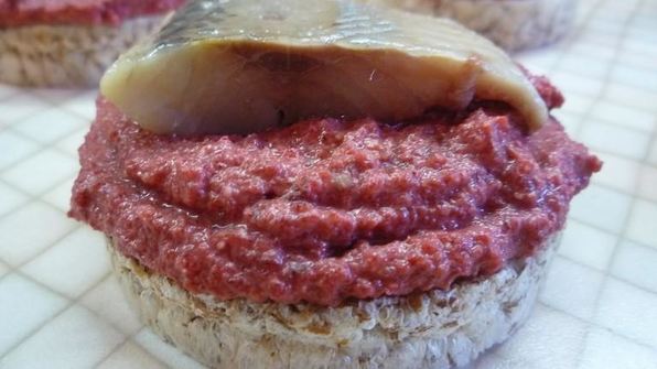канапе с сельдью и свекольным песто
